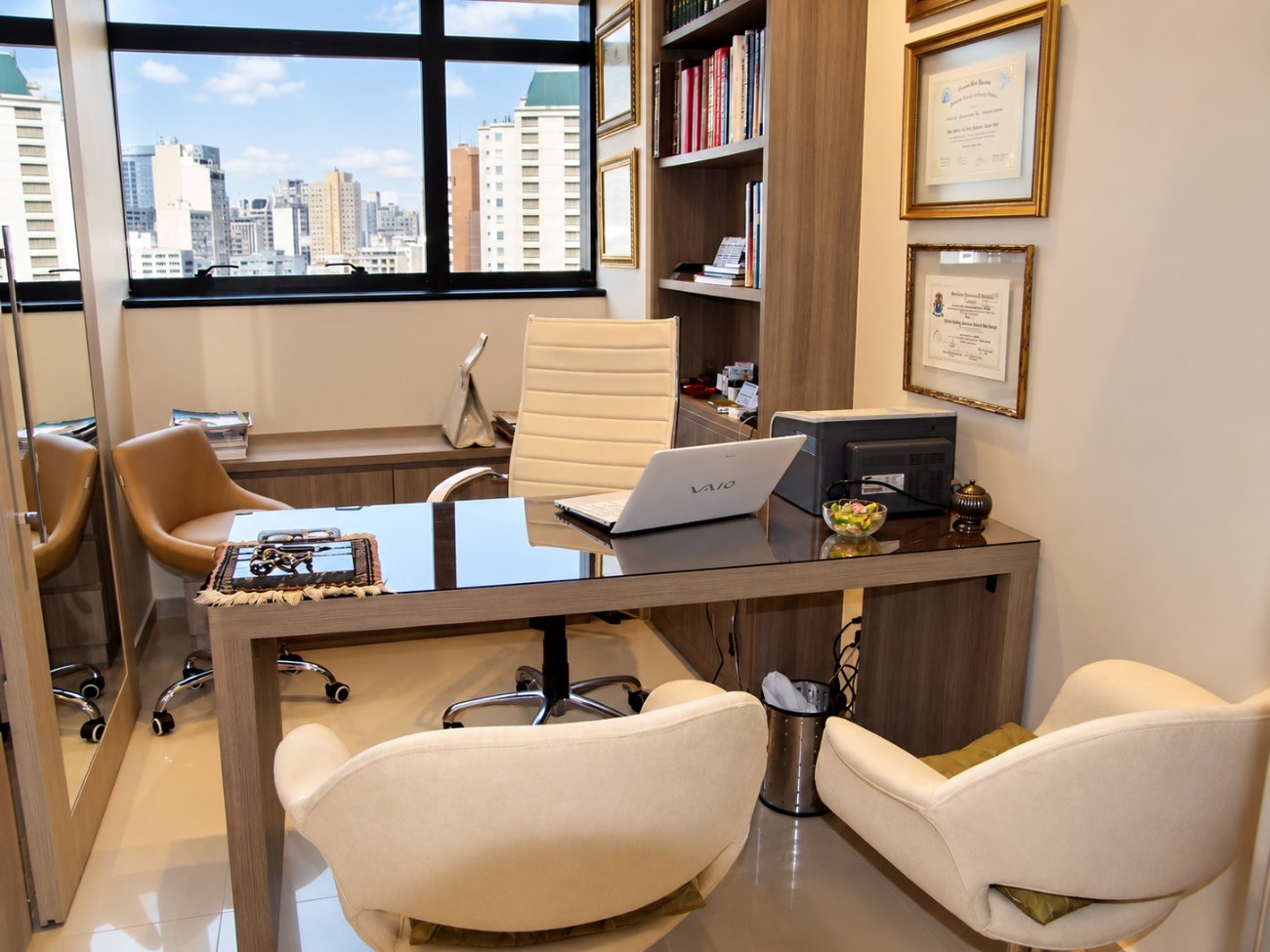 Sala de consulta do instituto, com vista para Higienópolis
